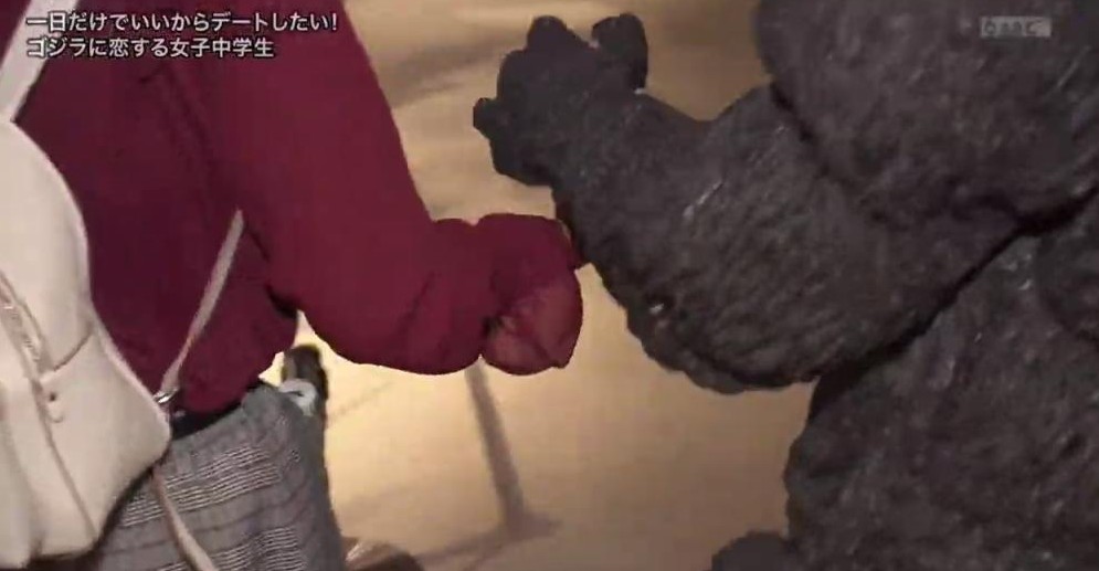 13歲女迷哥斯拉25約會的第一站他們去了一間哥斯拉博物館,女孩緊張到手震又不敢跟哥斯拉說話,後來在館內就忍不住主動問哥斯拉能否牽牠的手,心情超級愉悅又一起合照。