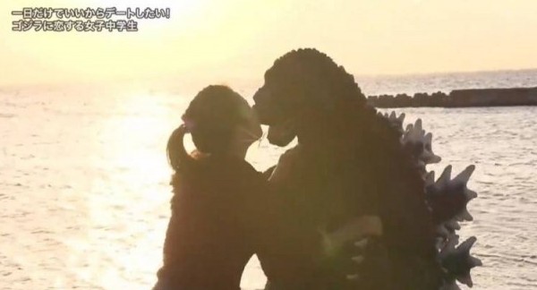 13歲女迷哥斯拉30意想不到的是她竟突然向哥斯拉求婚!看來女孩的愛真的深似海~哥斯拉有猶豫但最後也答應了,最後女孩以主動出擊的深情一吻來結束她期待已久的約會。