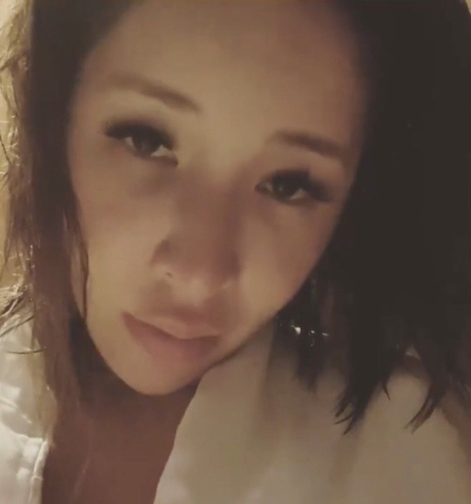 「門卡」的消失讓網民紛紛覺得怪異,而且加上她的眼神游離,又頻頻索鼻,讓網民非常關心她的健康狀況。她影片底下又寫上「等了」兩個字,讓網民更進一步覺得她不是按錯而發佈的。她上載了約15分鐘後就急刪影片,但是許多網民都已經留意到她失行的影片。