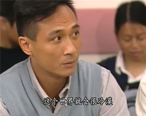 如今的他外貌也沒甚麼大變,在他成熟了後反而稚氣消失讓他的樣貌更具韻味,不少觀眾也喜歡他的大叔形象。最近他在網上直播時,也毫不吝嗇把一頭捲髮拿起露出額頭,讓觀眾看看他的髮線,法線超後的他讓粉絲驚訝,但是他豪邁的性感還是讓粉絲心醉。