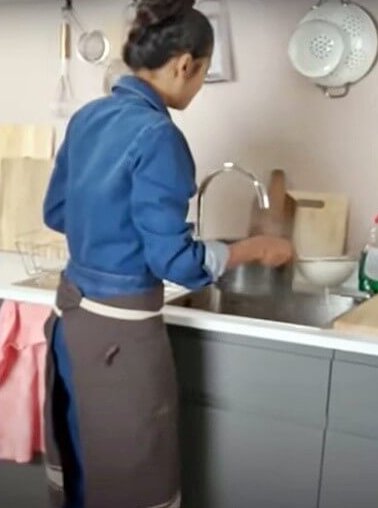 在影片中一起跟觀眾看看外國人炒飯的方式，他誇張到位的反應讓不少網民有同感，對於外國人新奇另類的炒飯方式感到噁心而且不想吃。BBC女主持在亞洲人眼中犯的錯誤包括沒有洗米，把煮熟的飯過冷河，水和米的比例不一樣還有用鐵羹在鑊中舀飯。