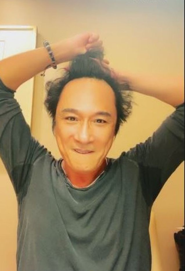 最近他在網上直播時,也毫不吝嗇把一頭捲髮拿起露出額頭,讓觀眾看看他的髮線,法線超後的他讓粉絲驚訝,但是他豪邁的性感還是讓粉絲心醉。