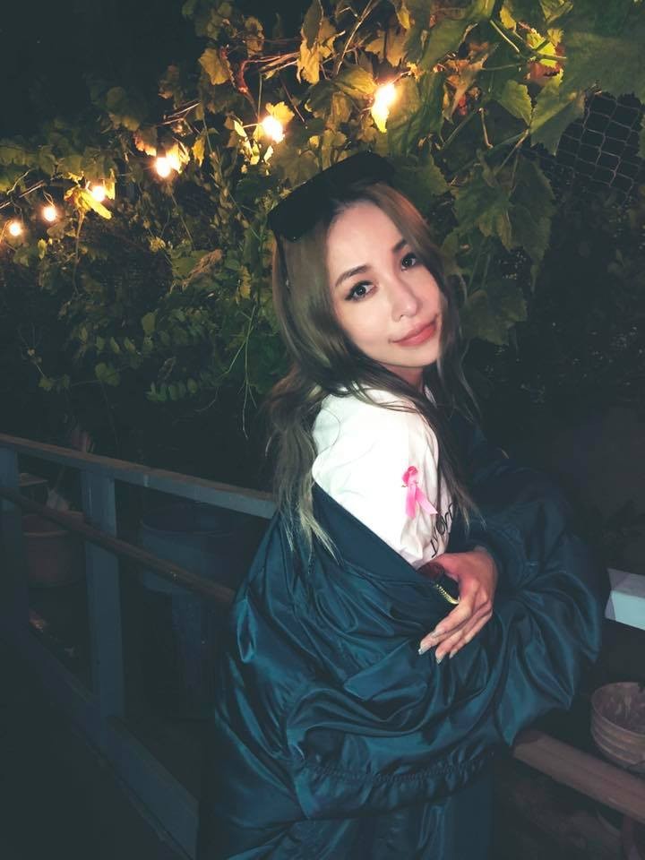 蕭亞軒昨日深夜在其社交平台Instagram上發佈了一段15秒的自言自語怪異自拍影片,眼神游離頻頻索鼻的她對著鏡頭救助,稱:「我好冷喔,可以趕快把門卡給我嗎,泡澡完沒有門卡,門卡消失好痛苦。」,上載約十五分鐘後急刪貼文,嚇壞一眾網民!