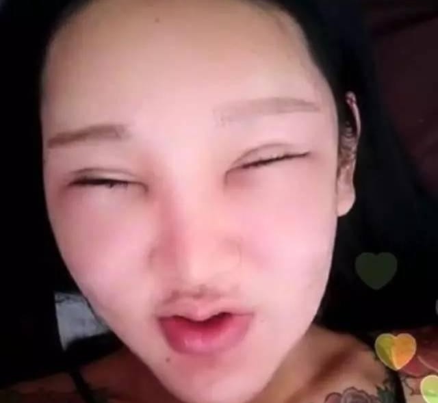 其實他在整容之外樣子格外清純,不知道以下這張被流傳的整容前照片已經整了多少,但是起碼看起來也很自然,雖然有點孩子氣,但是已經很美。你們認為這樣值得嗎?