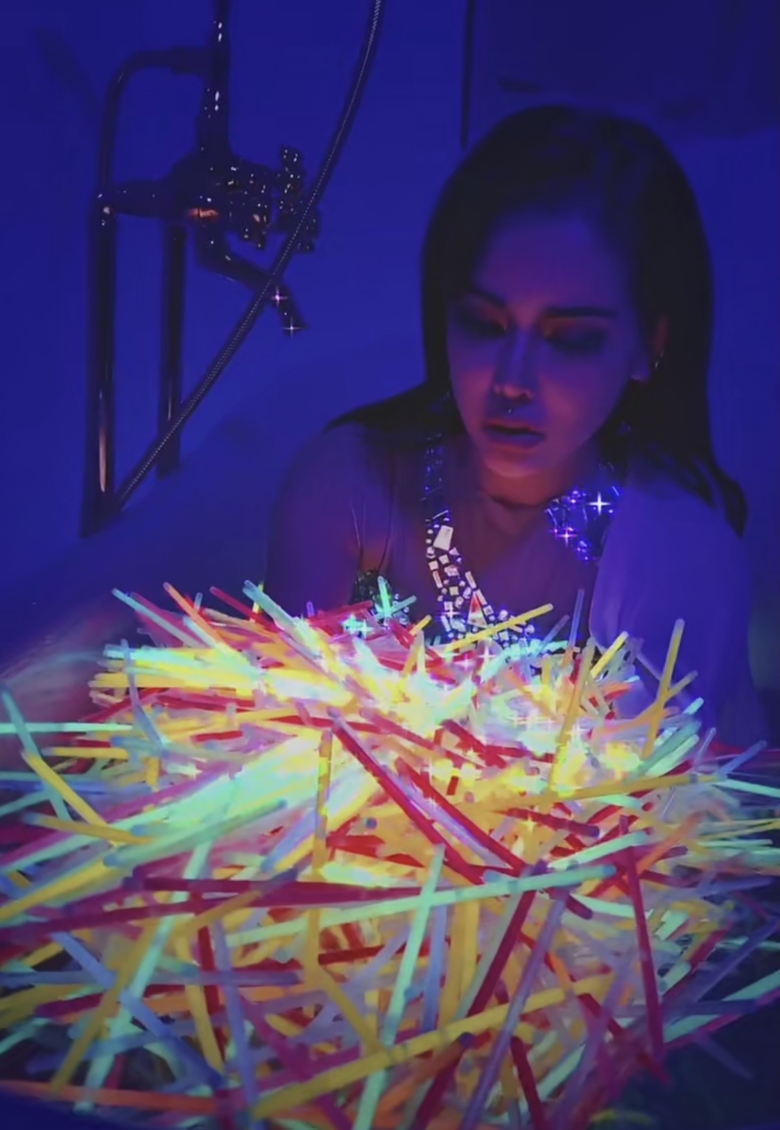 不過他也有事先聲明自己會把螢光棒派「給村內的小孩玩」絕對不會浪費。