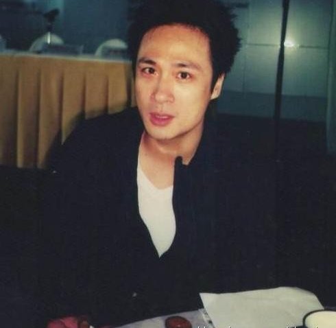 吳鎮宇原來也是和梁朝偉、周星馳同期加入無綫電視藝員訓練班的成員!同樣也是58歲的他,在演藝方面雖然沒有梁朝偉和周星馳那麼紅,但在不少經典的熱門電視劇和電影中也佔一席位!在1996《古惑仔》和2003年的衝上雲霄才紅起來。充滿男人味的形象就慢慢在演藝圈中站穩,近年最新的拍攝有TVB的使徒行者,角色深得民心。