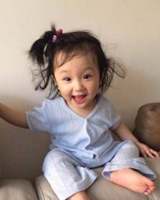 相片中對於小朋友從小就開始戴名牌的議題引起網民的爭議,年紀僅3歲的小海豚就已經擁有人生第一條名牌手鍊,雖說是廠商送的,但是有網民覺得還是不應該讓她「活得像個星二代」一樣。
