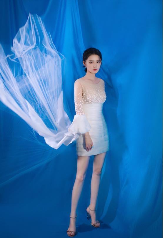 其實她的造型出事也不是第一次,以前也有過一宗「旺旺雪餅」的造型崩壞引爭議。除了上身的白色細點被指會讓人看的密集恐懼症發作之外,下身又是直線cutting的裙子,讓網民一度取笑她像旺旺雪餅,比例身材怪異~
