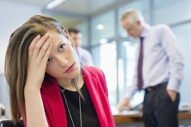 近日在討論區又有一則熱話惹爭議~一篇名為「被炒⋯派唔派散水餅」被網民熱炒得滿城風雨!版主被解僱後,對於買散水餅有猶疑,於是在網上詢問網民的意見。網民意見兩極,香港傳統的職場文化就是要買散水餅給同事,但又有網民表示「被人炒都買?有冇咁奴性重啊」。