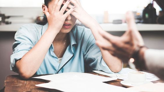 有一位受盡同事輿論的過來人也說:「就算請食餅,班同事都會繼續唱你,話你請啲cheap野,倒不如唔請算數,要唱由得佢」。關於聲譽的問題,是否個個人也不在乎?不過也有網民話:「因為食唔到件西餅就唱你既人, 唔方好人」,但是到了last day,兩手空空也沒半句話也有人覺得自己也會尷尬,所以盡量也當作「例行公事」買一些送同事就算。