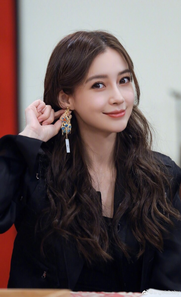 在上流生活名媛圈裡面,即使是風光如 Angelababy 也只能默默地讓出 C 位站到一旁,每次出現更只會淡掃脂粉,不搶去別人的風芒,也許這就是名媛圈裡面的潛規則吧!