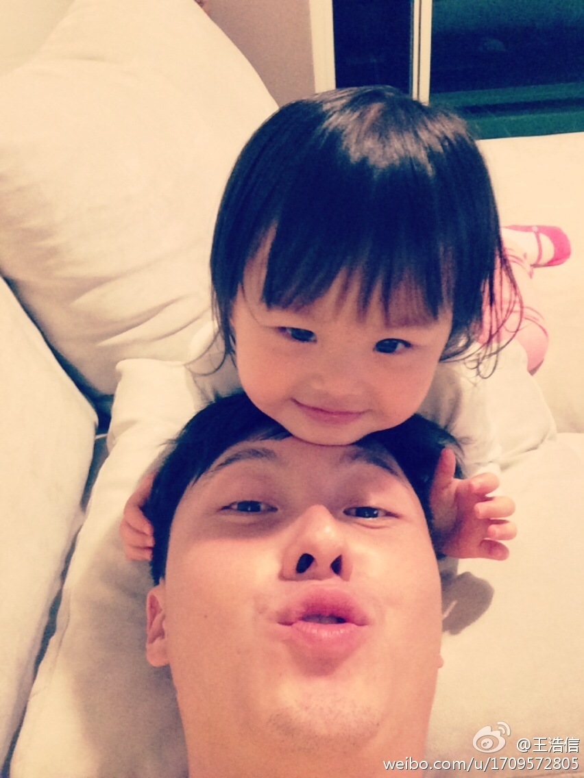 Vincent 接受訪問時曾經說過,囡囡從小就喜歡畫畫,不但遺傳了自己的設計天份,而且更遺傳了自己的一雙長腿!