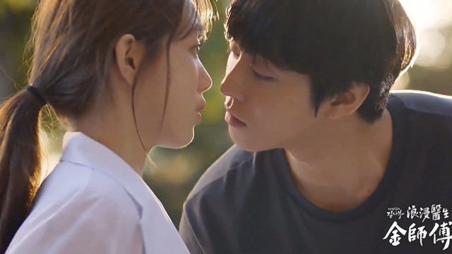 愈來愈穩定的演技更讓他終於擺脫「花美男演員」的名字,在2020年初播出的《浪漫醫生金師傅2》然他成為備受肯定又成熟的「實力派男演員」。在多套劇中的吻戲也引起熱話的他也被封為「最強吻匠」,每次場景都超心動,讓觀眾看的小鹿亂撞啊!