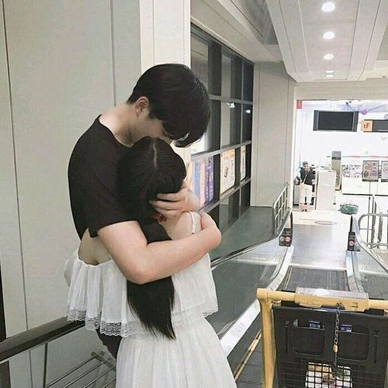 近日一個台灣網民在討論區上抱怨男友吃不合理的醋，呷醋的對象竟然是女友的爸爸？！她大受困擾，因為男友認為這個行為很越線！而且還叫女友如果還是要和爸爸擁抱的話以後就不要和他擁抱了，一個「揀爸爸定揀男友」的事件成為熱話！