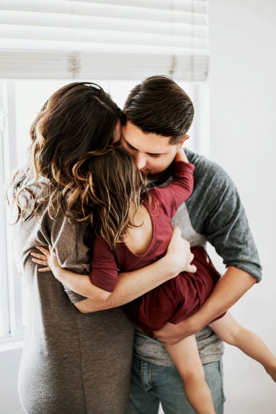 男友就表示自己的家裏並不會有這樣的習慣，他的妹妹也不會這樣抱他的爸爸，所以覺得同一件事情發生在女友家裏很不正常。不過女生也覺得每一個家庭的做法也不同，自己的爸爸也不是其他外人，所以雙方各執一詞。