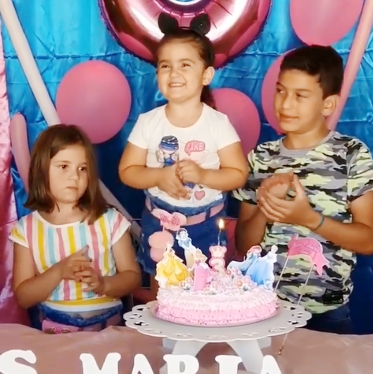 而最近就有一位3歲女童的生日吹蠟燭影片不但於全球爆紅起來，更令片中的小主角成為人氣王，IG更衝破21萬位粉絲！