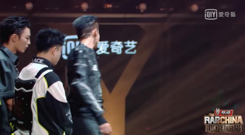但是他坦言自己真的無法挑選出淘汰人選,因此將這個決定交給現場媒體評審決定。