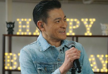 將近60歲的他相比起梁朝偉和周星馳,也真的算是保養的很好。頭髮烏黑,非常有朝氣。以當年「四大天王」其中一員的稱號紅了整個時代。今年與歌迷的網上直播生日會中盡顯活力,樣子清爽而且唱功了得。