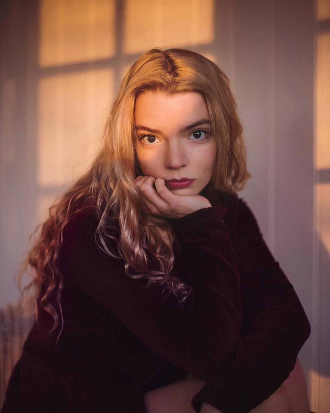 但是年僅24歲的女主角Anya Taylor-Joy精湛的演技以及空靈的外貌