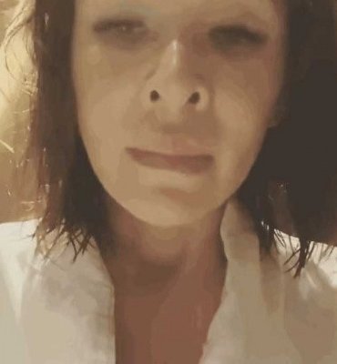 深夜時份,蕭亞軒在Instagram上載一條披頭散髮,神情恍惚而且樣貌憔悴的影片,嚇壞不少網民。影片中,她身穿浴袍,對著鏡頭說:「我好冷喔,可以趕快把門卡給我嗎,泡澡完沒有門卡,門卡消失好痛苦。」。這一則求助訊息要求「開門」,但網民也紛紛摸不著頭腦她到底是在說甚麼。