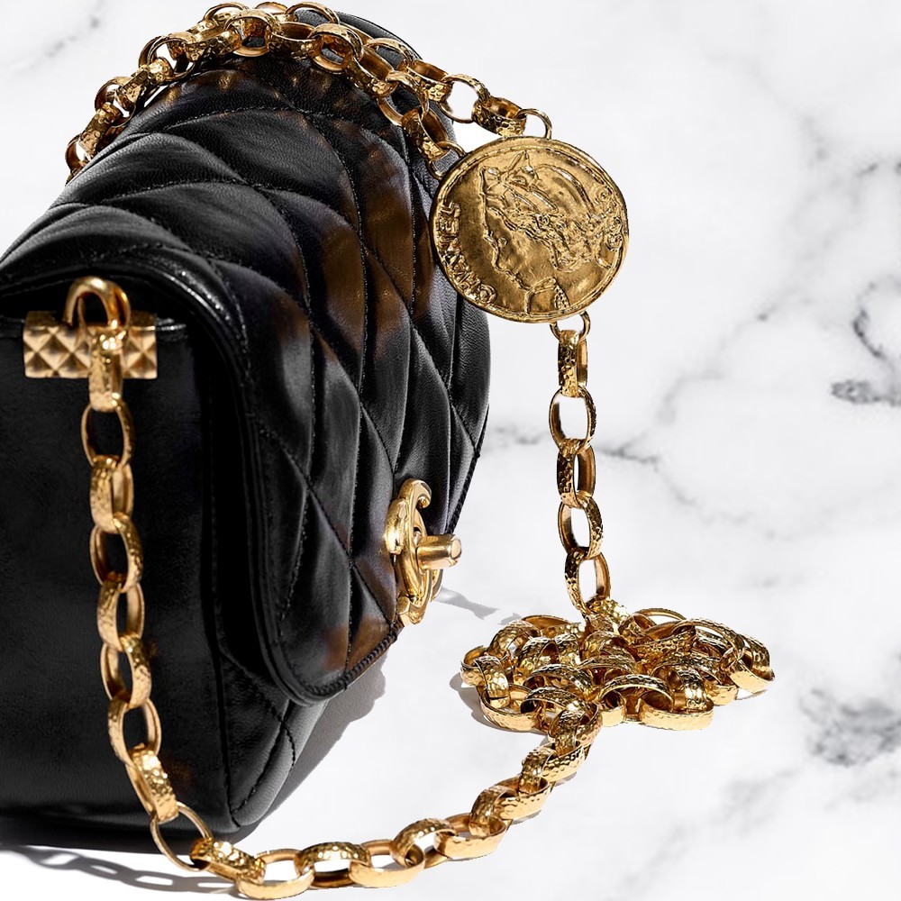 【名牌手袋】Chanel手袋全新small flag bag系列中的「小金幣徽章」手袋真的是美的讓人感到驚艷~