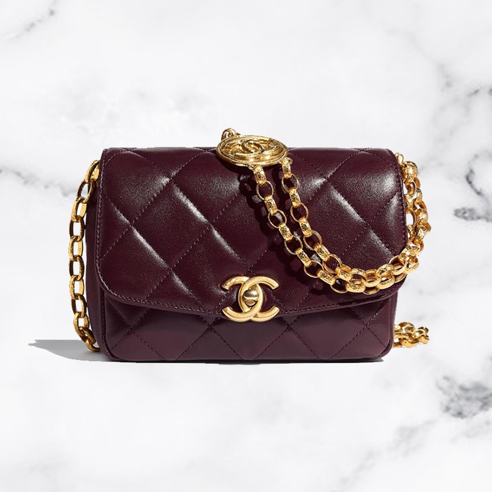 【名牌手袋】Chanel「小金幣徽章」手袋的尺寸為14cm(高) X 17.5cm(長) X 6cm(寬),小巧的尺寸亦是近年的時尚指標