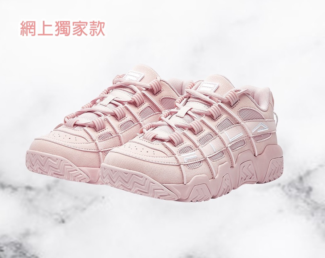 少女對於粉嫩色系的小物都是難以抗拒的,這雙全粉的「FILA Barricade Low女裝運動鞋」一推出就引起了搶購的熱潮,不論是鞋身、鞋帶,就連鞋底都是清一色以淡玫瑰粉打造而成!