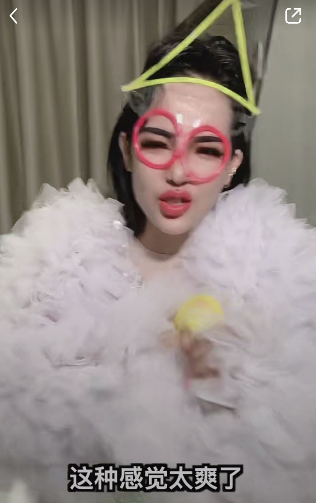 大陸一位網紅在網上無論是穿搭還是言行舉止都走破格的路線,因為他大膽的想法而吸引不少網民觀看!近日他又有用不同東西浸浴的想法,一系列浸浴的影片也在網上爆紅。不過一些用螢光棒、退熱貼、可樂等浸浴的影片就被網民爭議浪費東西。另外,不少用塑料浸浴例如鬼口水、泥膠等的影片就恐有危害人身安全之嫌引起熱議。