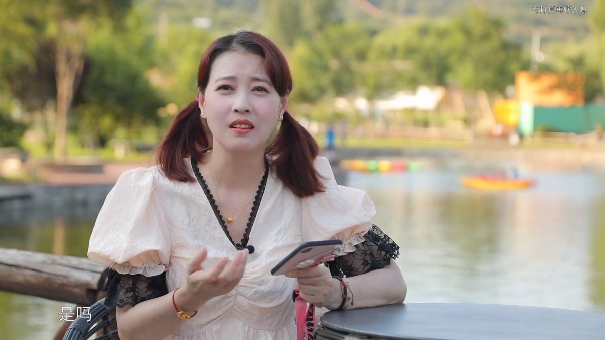片中周海媚淡掃娥眉,以雙馬尾造型現身,逐一回答網民的提問。