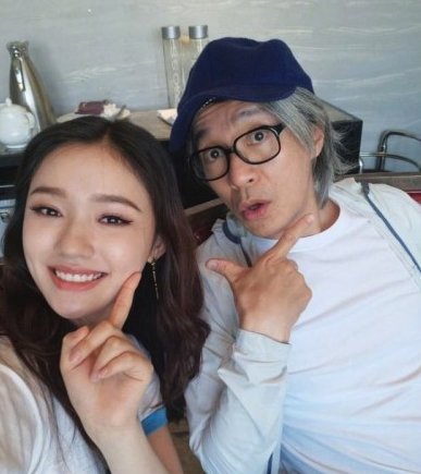 想不到如今58歲的他眼神憔悴而且雙目無神,眼窩下陷而且滿臉皺紋,比真實年齡還看起來更老,令眾多網友感慨不已。一個才華橫溢的演員和導演,歲月的痕跡在他身上顯得特別明顯。