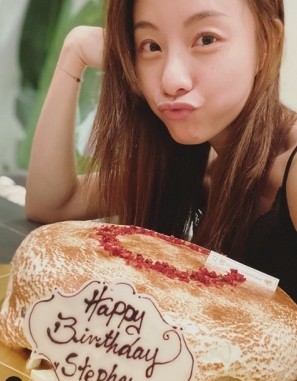 鄧麗欣今年得37歲生日得到各方的愛!雖然男朋友王子邱勝翊身在台灣未能一起慶祝,不過也與昔日好友區文詩、吳雨霏等人一同開party,蛋糕也至少吃了7個,在Instagram上也大曬各方好友贈送的生日禮物。不過其中一份藍色玫瑰花獨角獸的大禮,竟然被眼利網民發現是假冒香港品牌Pink Fable的翻版貨!事後她急刪照片,更表示會了解事件。