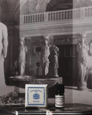 他們品牌的擴香石是一塊一塊特殊多孔的沉積石,透過陶瓦材質的多孔特質讓精油的香味持續散發出來,石塊具有極細緻的蜂窩狀組織結構。 這種層狀的礦石具有極強的吸收能力使其成為一種最優秀也最簡單的容器。它並附有一個印花瓷盒,超級精美。建議可以放置於杯碟櫃、衣櫥、浴室、車廂,與及中型和小型房間。