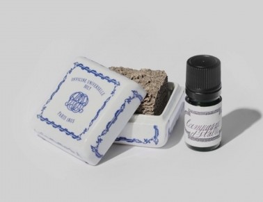 看了這麼多款有沒有心動呢~再提提你一個使用擴香石的小秘訣!使用前必須先於清水中浸泡約 2-3 小時,精油使用的量則是取決於擴香石大小。如果想更換精油香味的話,就可以再次浸泡清水並晾乾就可以再用了!