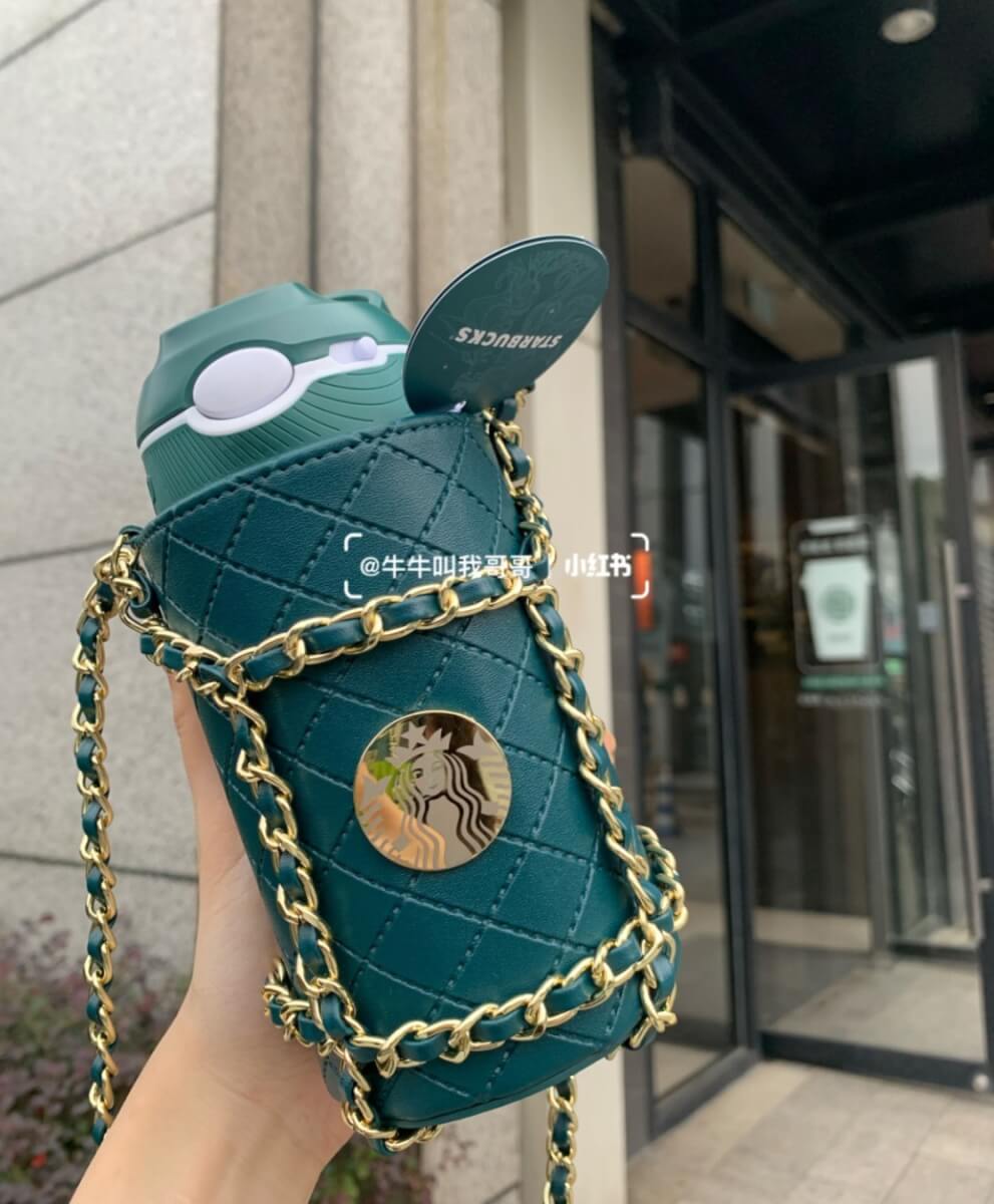 而當中最受到熱議的,就是這款特別與美國水壺品牌 Contigo 合作聯乘的小香風女神鏈扣杯套!