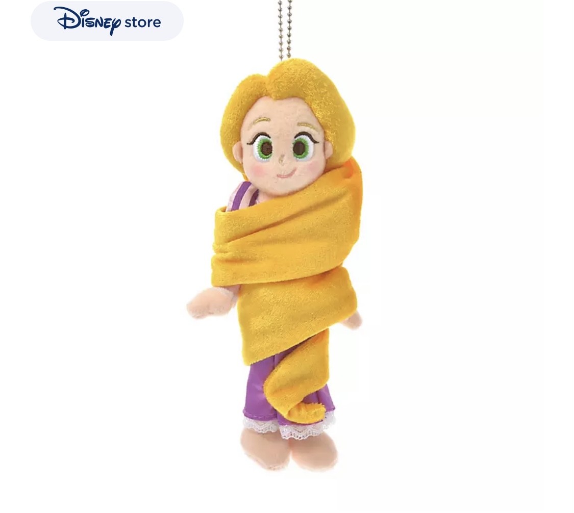 Tangled10週年1410週年系列還有不少有紀念性的精品!包括有公主造型的坐檯相架,發光天燈吊飾,金色襟章,公主絨毛公仔吊飾。