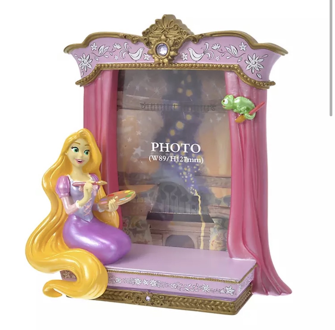 Tangled10週年1910週年系列還有不少有紀念性的精品!包括有公主造型的坐檯相架,發光天燈吊飾,金色襟章,公主絨毛公仔吊飾。