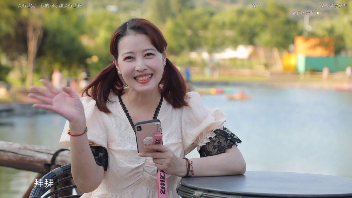 周海媚說到:「我不怕,沒有什麼害怕的,有皺紋就有皺紋,我現在笑起來就有皺紋,怎麼了?那我就不活了
