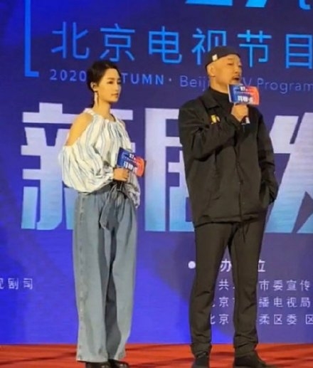 她近日出席新劇發佈會時,身穿了一件入肩露膊長袖泡泡背心,搭上一條有蝴蝶結腰帶的闊腳牛仔褲。此穿搭讓她身材看起來有點矮,本以白滑大長腿而聞名的她竟然也瞬間仙氣大減!這個造型讓她視覺比例上腰粗腿肥,加上平底的黑色鞋子,更顯得沒有線條和女人味~