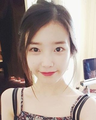 每個女生都愛美,但是卻不是每個女生愛化妝。化妝其實對皮膚的負擔很重,上妝落妝的過程其實花很長時間而且很辛苦。男生大概也不喜歡女生濃妝,清純的樣子反而對他們來說比較自然,甚至有男生會希望女友素顏,對皮膚好而且不怕弄髒衣服,親吻的時候又不會怕整個嘴也沾滿化妝品。