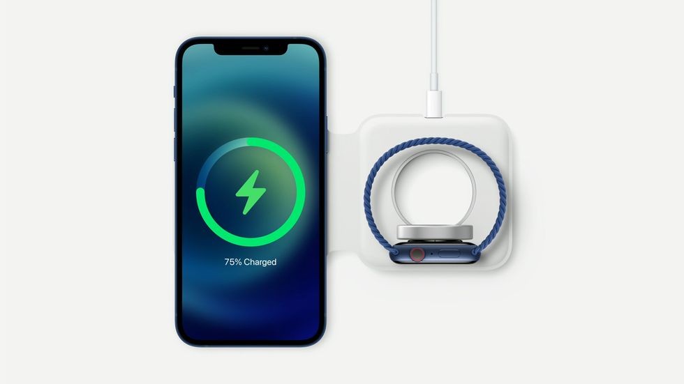 【iPhone 11/XR減價】iPhone 12系列的機背加入了最新的充電技術,以磁吸式配合全新的MagSafe無線充電板,讓你可以對準充電位置