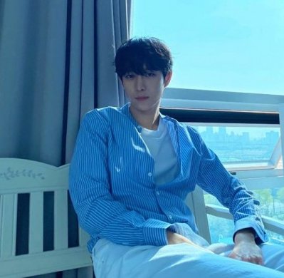 kimyongdae在劇集《意外發現的一天》2019年尾爆紅的偶像劇中,幾位新人演員也紛紛出位爆紅!其中一位就是1996年出生的金勇大,身高185CM。
