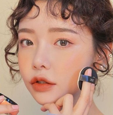 近日有一位女生在討論區上哭訴,男友因為嫌她素顏太醜,不化妝就不能帶她到朋友的聚會,所以「逼於無奈」帶了前女友去。女友跟他理論,男友還理直氣壯稱:「是你自己不化妝,不然我早就帶你去了」。讓人看不過眼的言論引起網友的熱議,紛紛叫該女生「放生」。