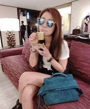 在年輕是已經出名熱愛名牌的林心如,曾經在《康熙來了》節目中坦然她很愛買名牌,甚至有一段時間會一進名店就買一樣東西,名牌袋多得排山倒海。