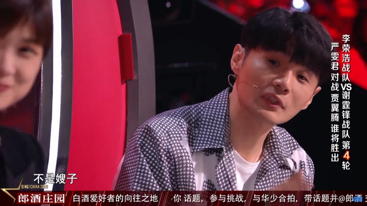 謝霆鋒立即轉向李榮浩的方向説:「是嫂子的歌」。正當全場以看好戲的心態