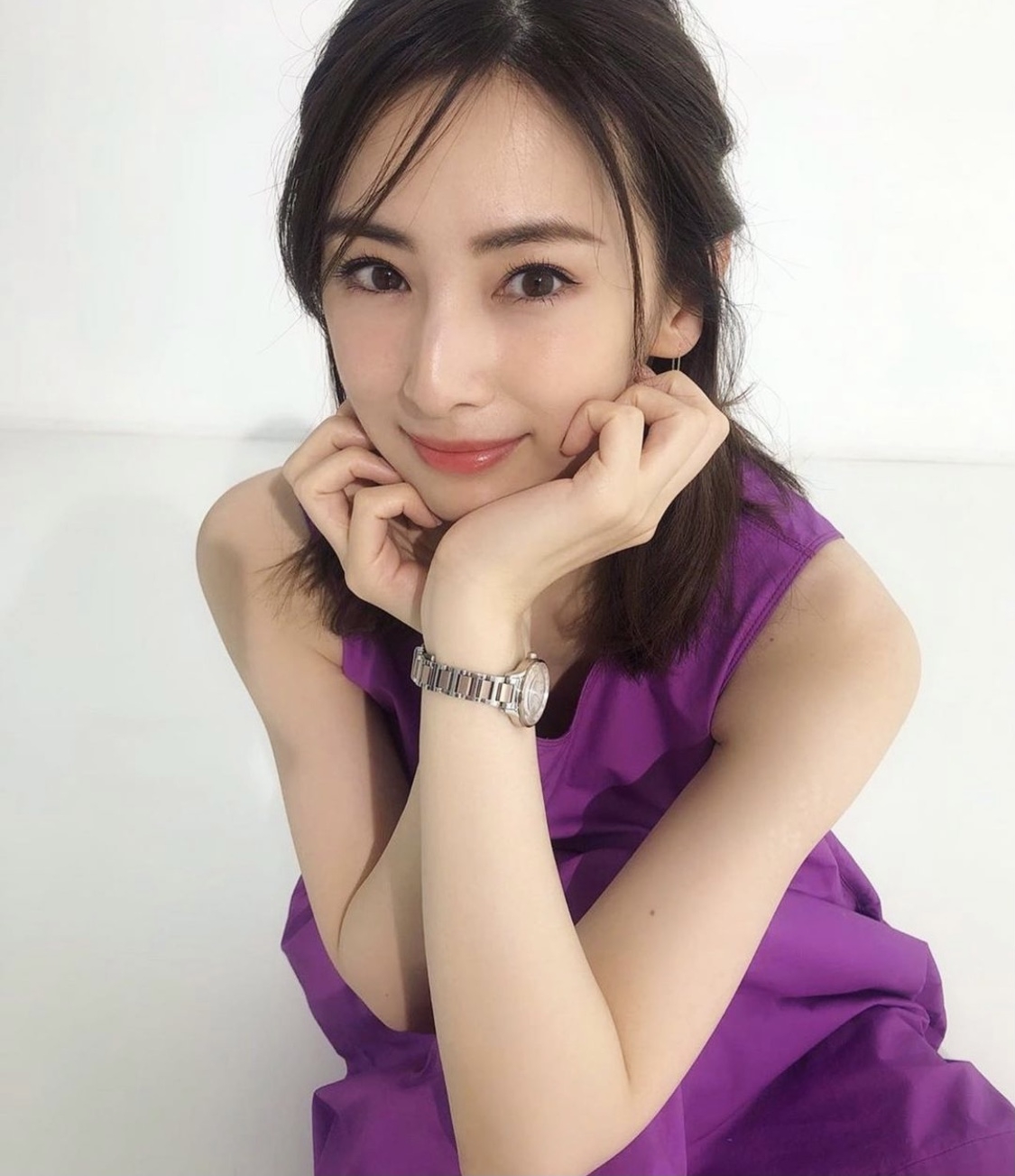 今年34歲的北川景子在2月前誕下與丈夫DAIGO的女兒,榮升媽媽的「日劇女神」近日再獲成為日本人「最想擁有的面孔」排行榜冠軍!連續兩年獲得此項殊榮的她撼贏了不少大熱紅星包括新垣結衣、石原里美及橋本環奈等,不少青春少艾也不比她的氣質!原來她靠5招修身護膚凍齡?