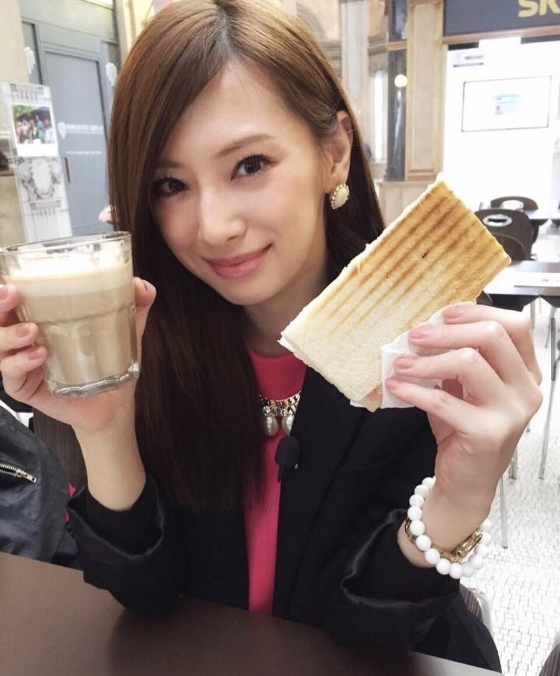 北川景子最想擁有面孔8她分享她曾在一個月成功瘦下了5公斤,過程中她竟吃了「一天9餐」!然後只配搭簡單的運動和伸展,但秘訣就是要小吃多餐!每餐份量都很少,這樣吸收的熱量都不會超過而且有包覆感,讓嘴饞的她減肥減得較開心。