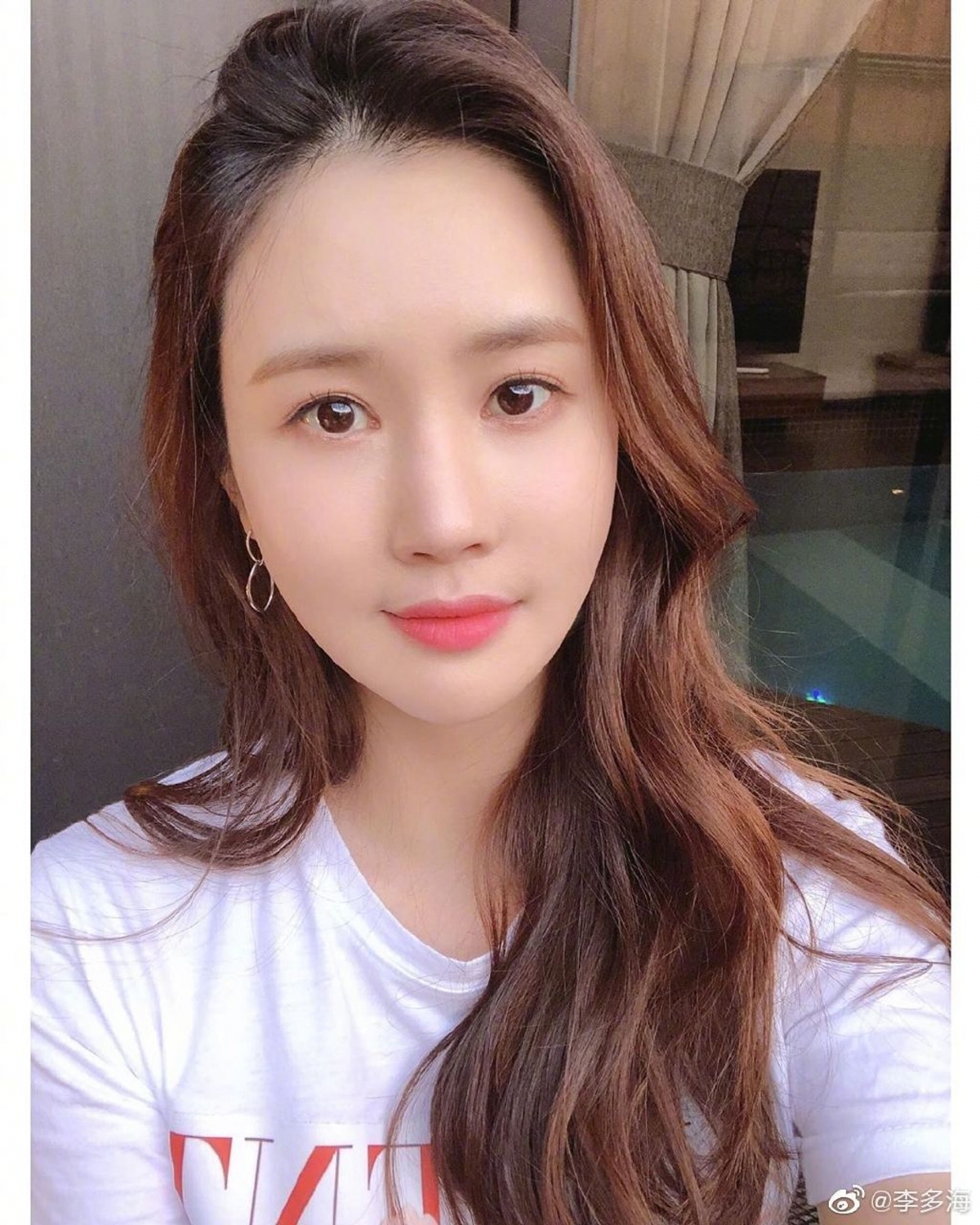 【韓星整容-李多海】李多海樣子不斷進化,臉型變得越來越尖,但同時也給人一種很膠的感覺,更被網民稱爲與「顏值最巔峰」的樣貌漸行漸遠~
