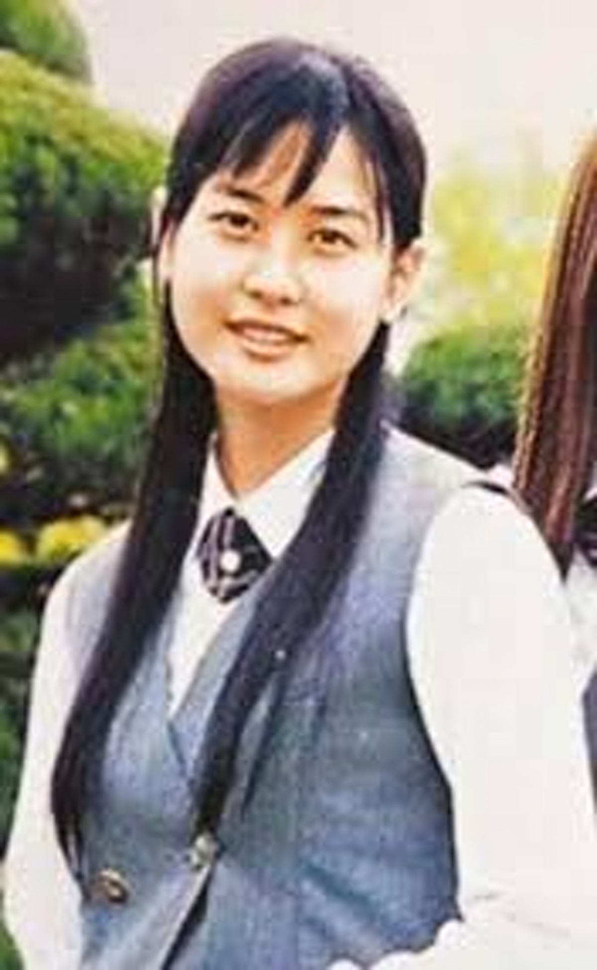 【韓星整容-李多海】不過原來李多海也是曾整過容的,在以前的學生照看來,李多海是屬於單眼皮女生,而且臉型有點方,看起腮骨突出一點點。