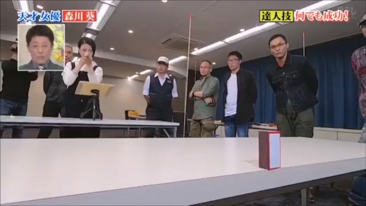 【森川葵達人】森川葵探訪了這位前世界排名第三的橡皮筋槍達人,他可以超精準的擊下火柴,而森川葵只是射了第一槍,就可以射中目標,令身旁的射擊達人都感到一臉驚訝!