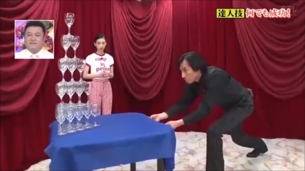 【森川葵達人】森川葵曾次挑戰拉「放有5層玻璃杯」的桌布,而這種難度就只有達人級才可以順利完成,但是森川葵卻試一次就成功。